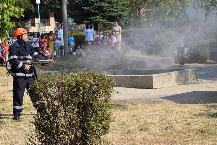 “Пожар“ в детска градина „Баба Тонка“,децата:Пожарникарите са много добри!