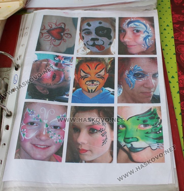 Уникални дърворезбовани икони показва майстор от Карлово в Димитровград