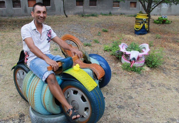 Живко Петков с едно от неговите творения в гумения парк.