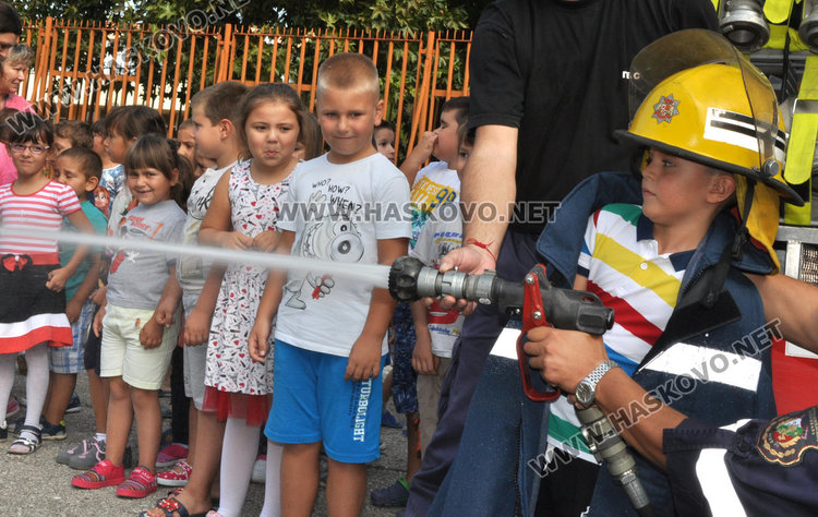 Пожарникари гасиха „Слънце“ пред погледите на 160 деца