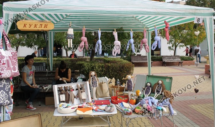 Уникални дърворезбовани икони показва майстор от Карлово в Димитровград