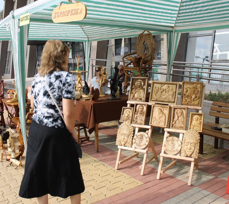 Уникални дърворезбовани икони показва майстор от Карлово в Димитровград