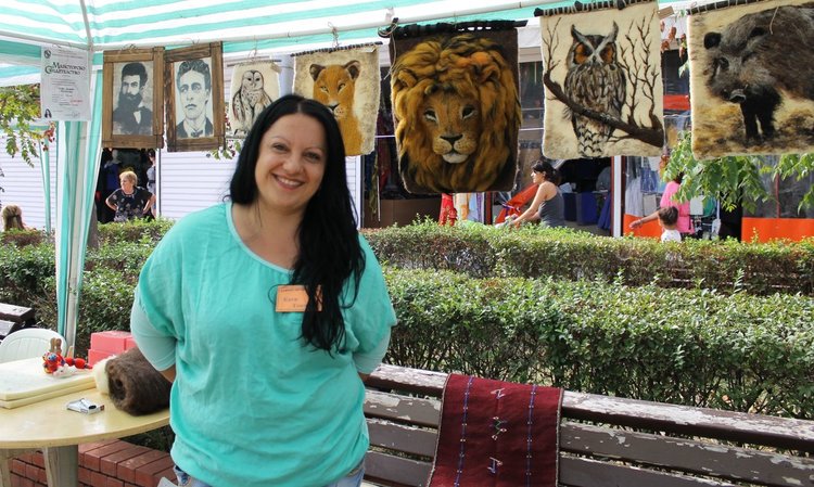 Димитровградчанка също е сред участниците в панаира със своите изделия от вълна