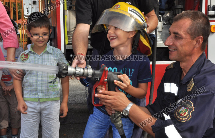Пожарникари гасиха „Слънце“ пред погледите на 160 деца