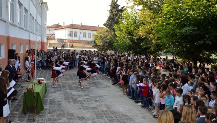 70 първокласници най-щастливи днес в училищата в община Черноочене