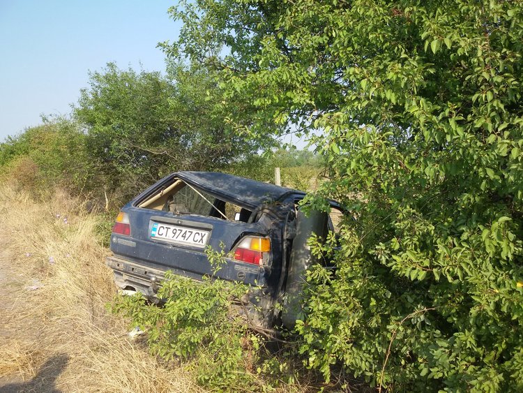 Зарязаха изпотрошен "Голф" на пътя за Виница