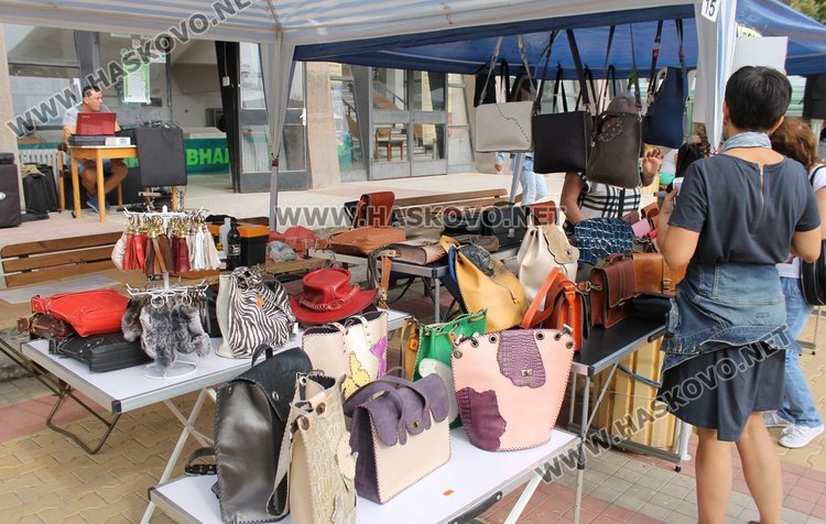 Уникални дърворезбовани икони показва майстор от Карлово в Димитровград