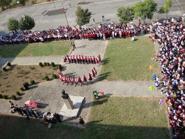 Подаръци от четвъртокласниците за най-малките в СУ „Васил Левски“ в Крумовград