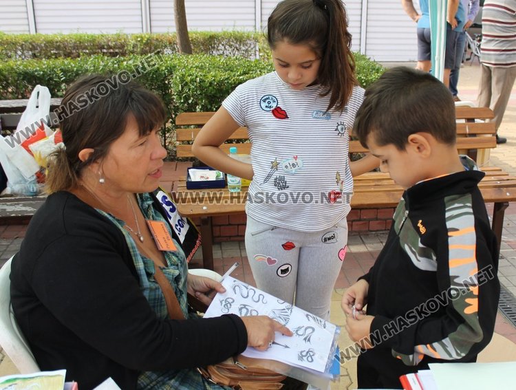 Уникални дърворезбовани икони показва майстор от Карлово в Димитровград