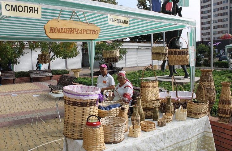 Уникални дърворезбовани икони показва майстор от Карлово в Димитровград