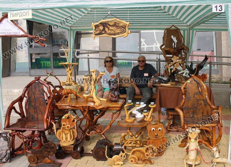 Мебели от дърво излагат от Пирдоп