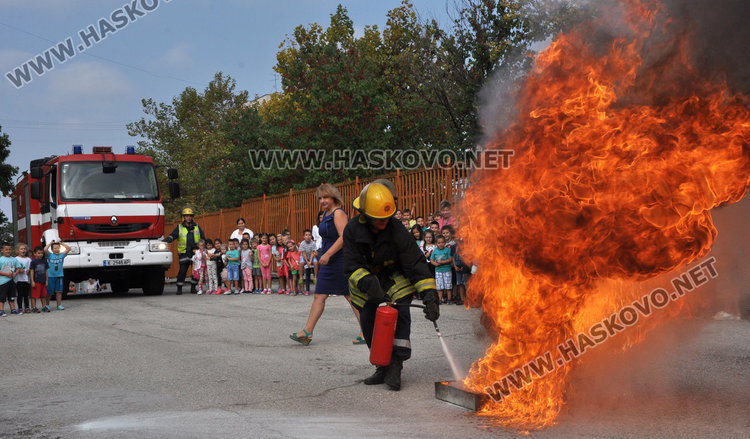 Пожарникари гасиха „Слънце“ пред погледите на 160 деца