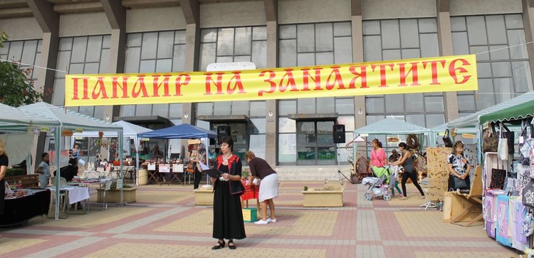 Уникални дърворезбовани икони показва майстор от Карлово в Димитровград