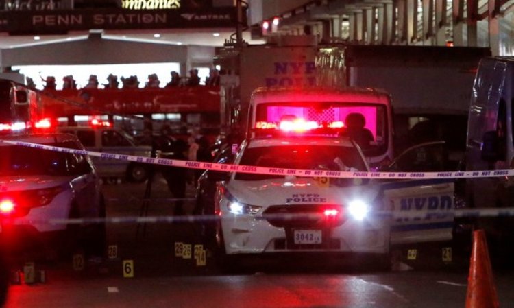 Полицаи от Ню Йорк обуздаха яростен мъж с 18 изстрела