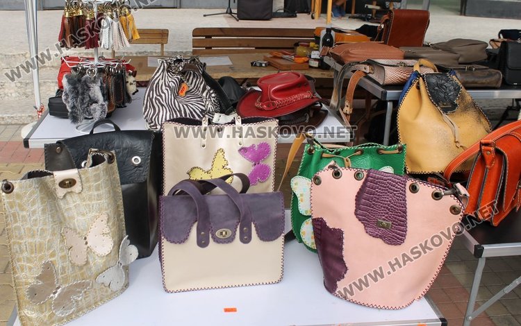 Уникални дърворезбовани икони показва майстор от Карлово в Димитровград