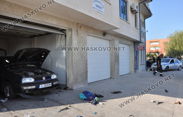 Двама с опасност за живота след експлозия в кола