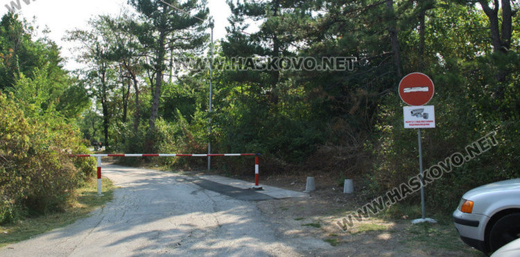 Спипаха тримата младежи, потрошили бариерата до стадиона