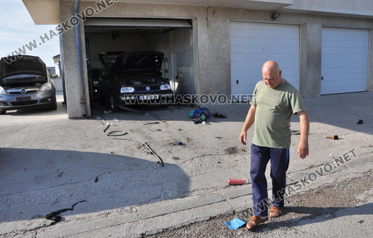 Двама с опасност за живота след експлозия в кола