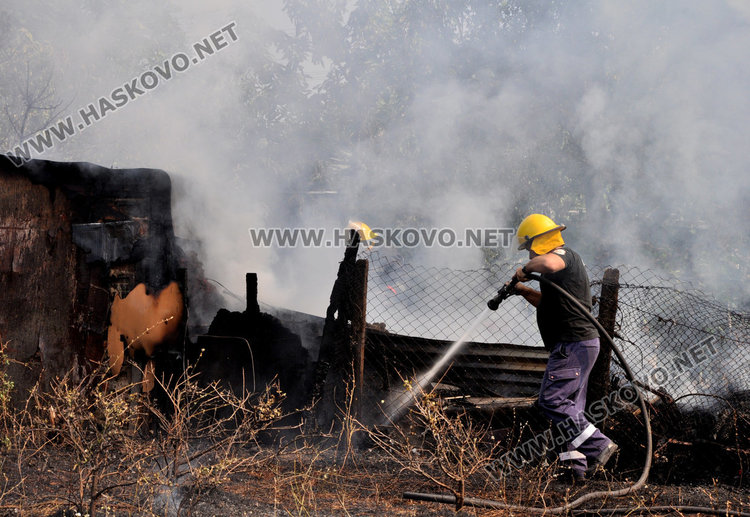 Вила до гробищата на косъм да стане на пепел от подпален боклук