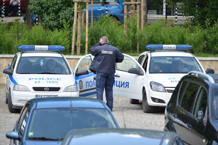 Мъж намушка жена си, докато чакали детето си пред училище