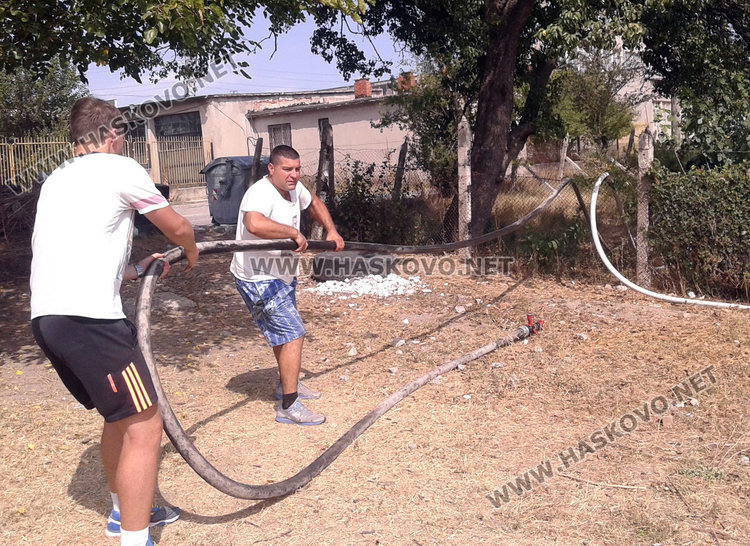 Вила до гробищата на косъм да стане на пепел от подпален боклук