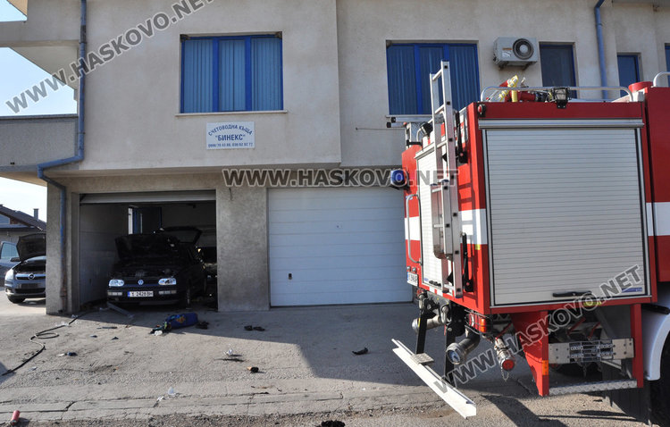 Двама с опасност за живота след експлозия в кола