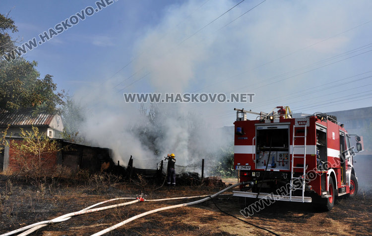 Вила до гробищата на косъм да стане на пепел от подпален боклук