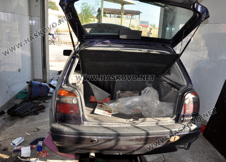 Двама с опасност за живота след експлозия в кола