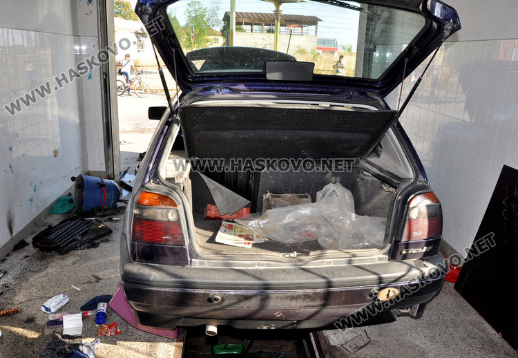 Двама с опасност за живота след експлозия в кола