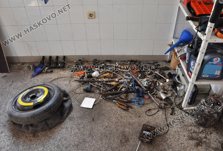 Двама с опасност за живота след експлозия в кола