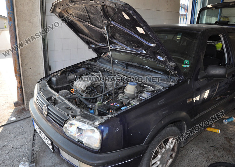 Двама с опасност за живота след експлозия в кола