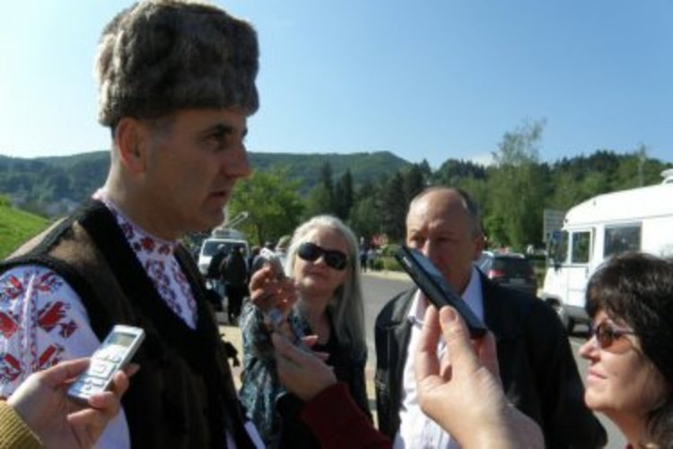 Цветан Цветанов подарява компютри на гимназия в Мездра