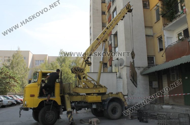 Надвисналият парапет бе свален с помощта на кран