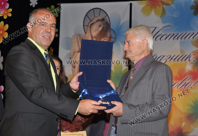 Дойчо Кръстев по време на церемонията по обявяването му за Почетен гражданин на Хасково