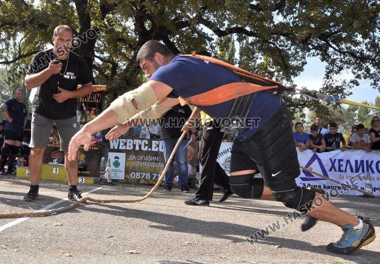 Силови атлети теглиха 6 -тонен ученически автобус, пълен с деца