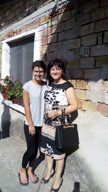 Караянчева поема разноските за абитуриентския бал на героинята Шенай