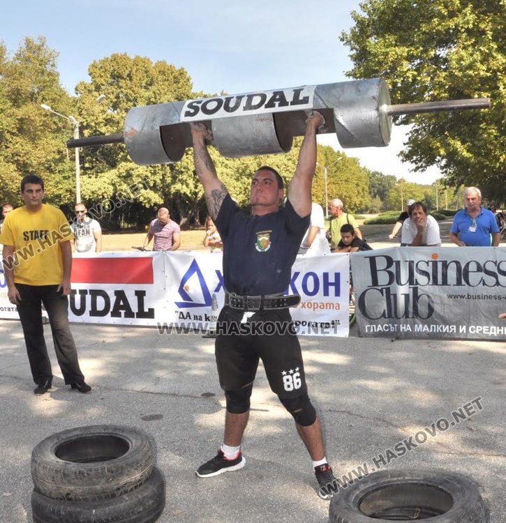 Силови атлети теглиха 6 -тонен ученически автобус, пълен с деца