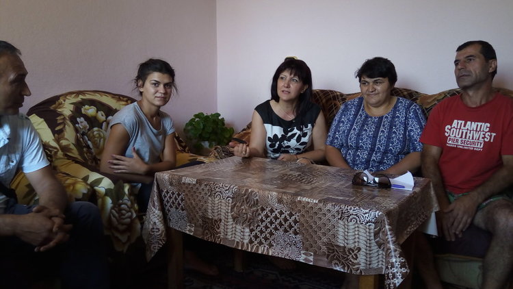 Караянчева поема разноските за абитуриентския бал на героинята Шенай