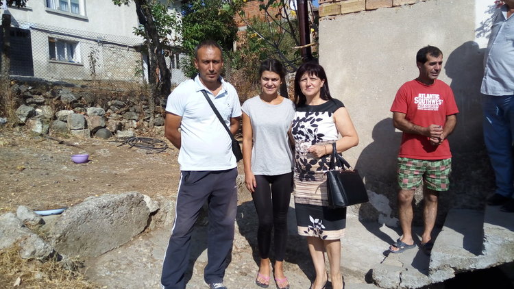 Караянчева поема разноските за абитуриентския бал на героинята Шенай