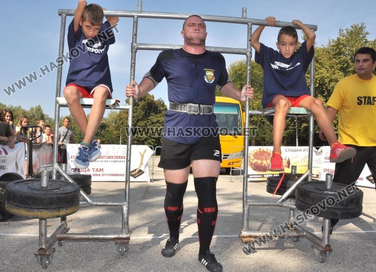 Силови атлети теглиха 6 -тонен ученически автобус, пълен с деца