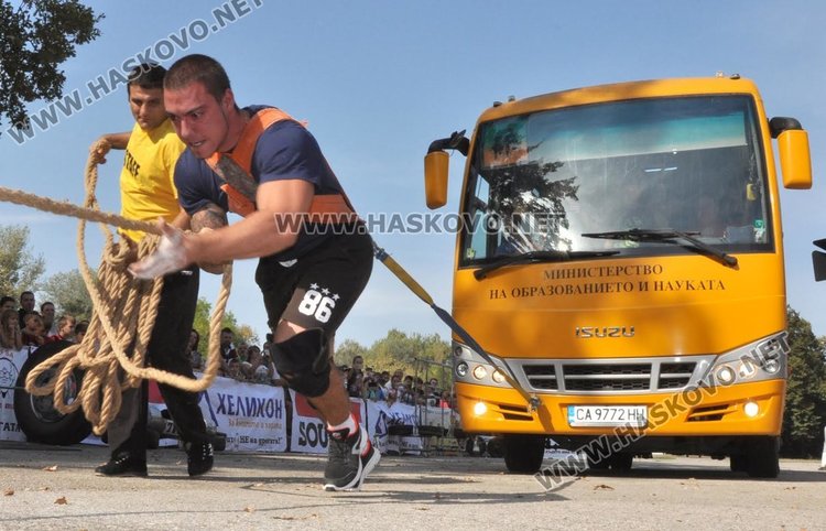 Силови атлети теглиха 6 -тонен ученически автобус, пълен с деца