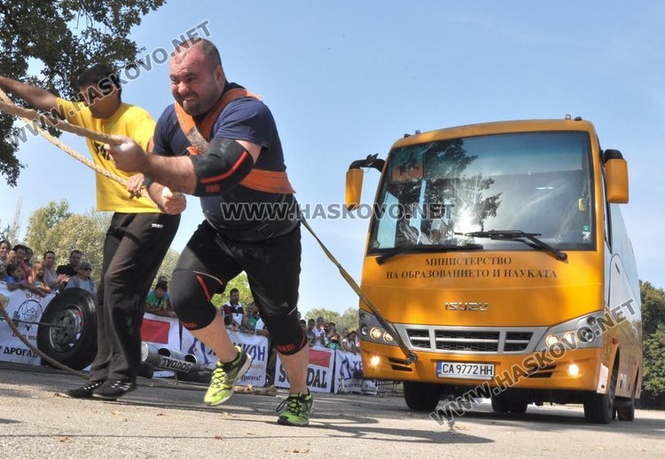 Силови атлети теглиха 6 -тонен ученически автобус, пълен с деца