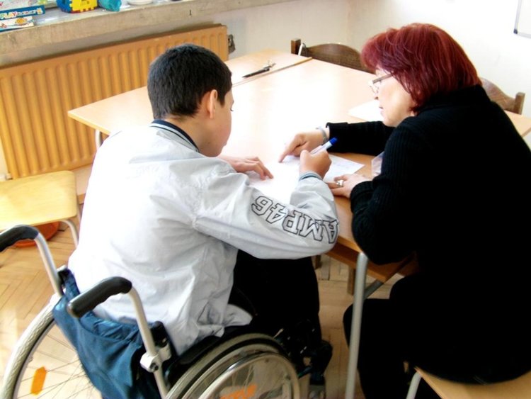 Обявиха свободните места за лични асистенти в Кърджалийско,търсят и домашни санитари