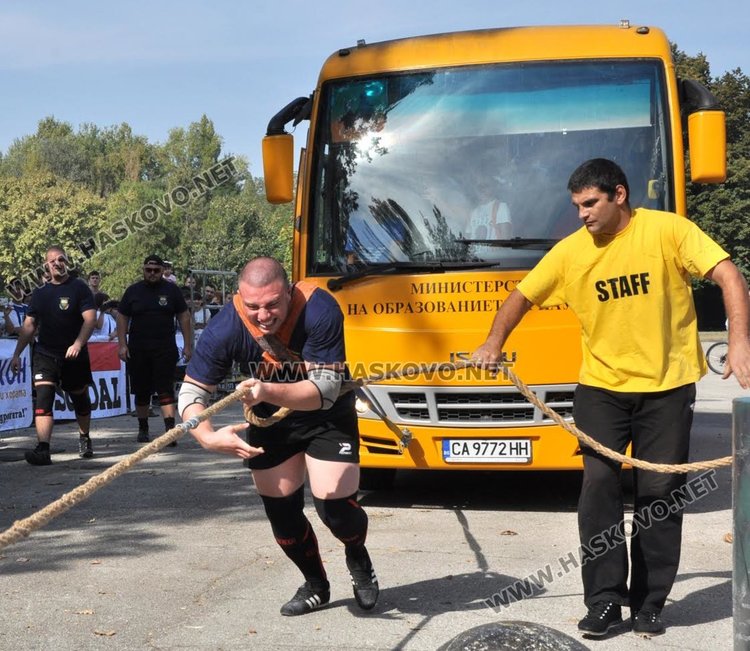 Силови атлети теглиха 6 -тонен ученически автобус, пълен с деца