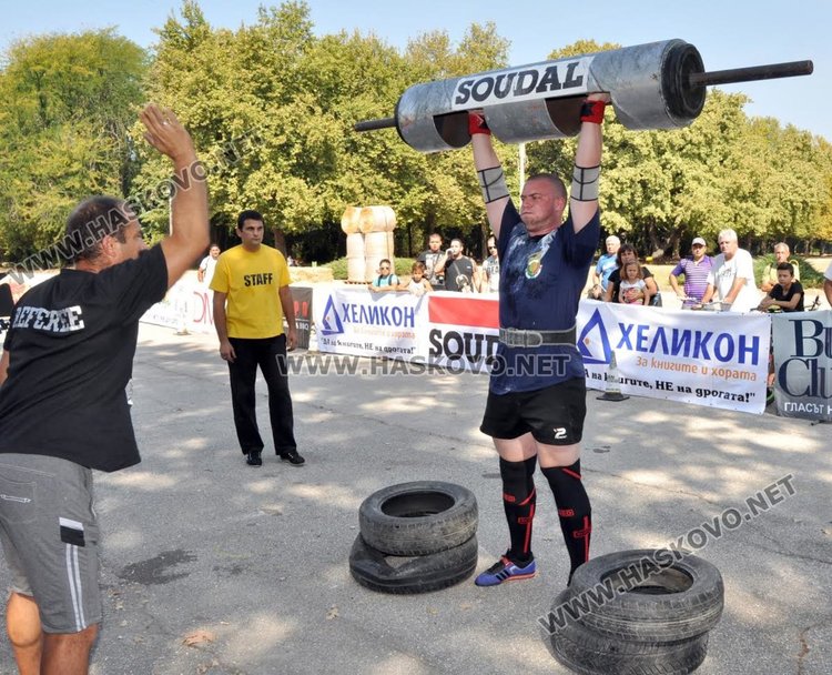 Силови атлети теглиха 6 -тонен ученически автобус, пълен с деца