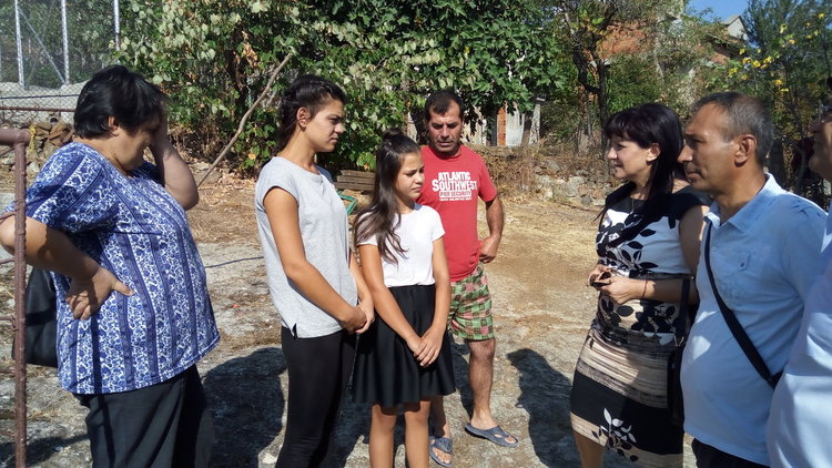 Караянчева поема разноските за абитуриентския бал на героинята Шенай