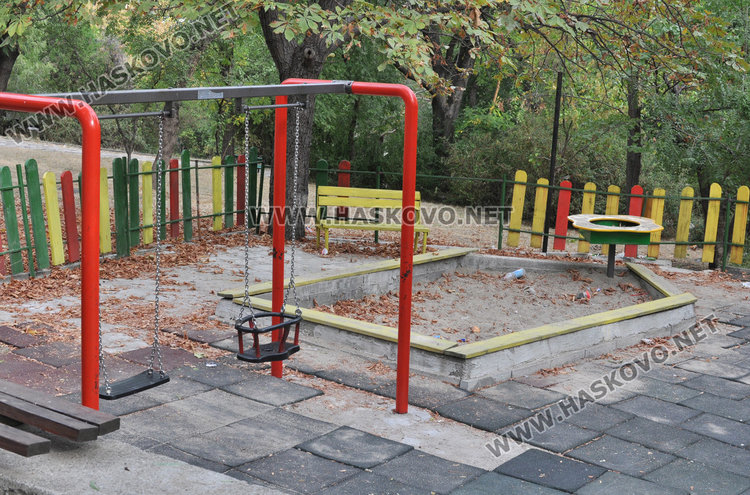 Градски парк се превърна в бунище, наемателят аут