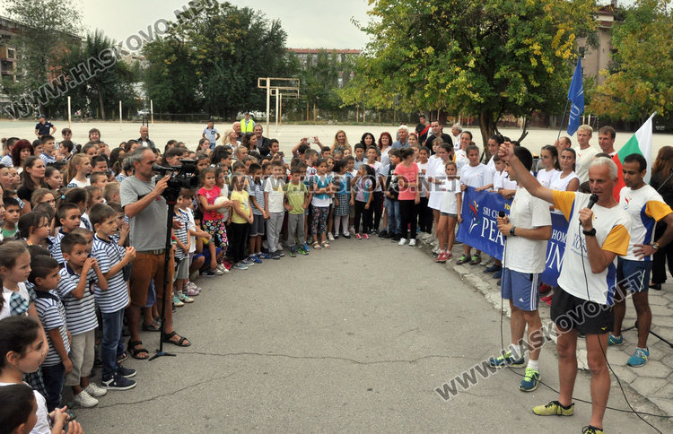 Третокласничката Йоли внесе в Хасково факела на мира