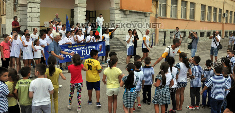 Третокласничката Йоли внесе в Хасково факела на мира