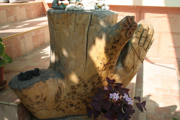 Творби от дърво и екзотични растения красят градината на семейство Колеви